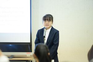 市内在住外国人が参加者の前で話している写真