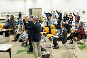 参加者がクイズに参加している写真