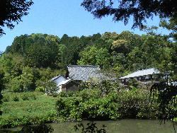 医王寺と勝頼本陣跡（遠景）