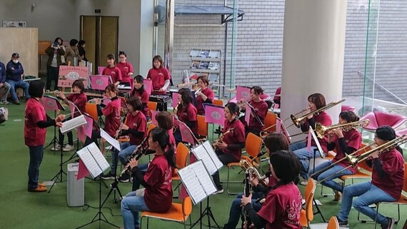 ママちゃんブラス演奏写真