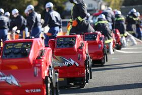 一斉放水のため並んだ小型ポンプ