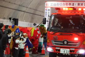 くす玉開披後の写真