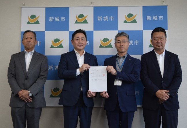 寄附受領証授受式の様子