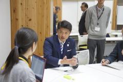 委員と議員との会話の様子