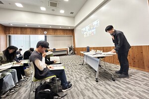 若者議会について説明を受けている写真