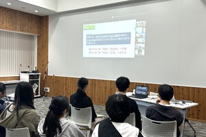 政策づくりについて説明を受けている写真
