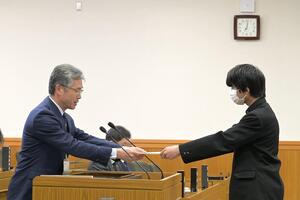 梅田委員が辞令を受け取っている写真