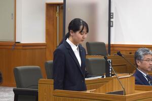 古瀬議長が演台で話している写真