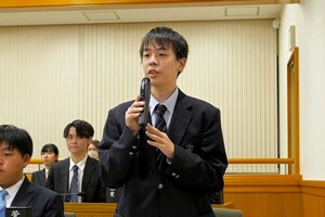 菅沼副議長が自席で話している写真