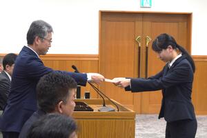 古瀬議長が市長から諮問書を受け取っている写真