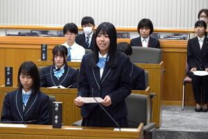 浅井委員が自席で話している写真