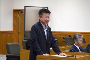 市議会議長があいさつしている写真