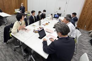 若者議会のメンバーと市議会議員が話している写真
