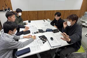 若者議会のメンバーが話し合っている写真