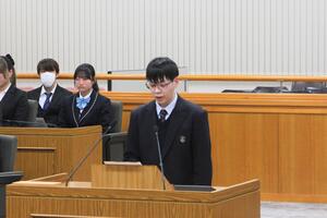 副議長が議場の質問席で話している写真