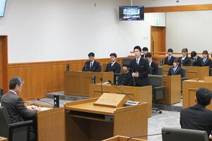 若者議会のメンバーが自席で振り返りを発表している写真