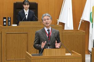 市長が演台であいさつしている写真