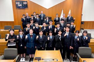 若者議会のメンバーと市長・市議会議長らが議場に並んでいる集合写真