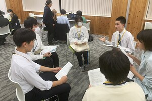 メンバー同士で話し合っている写真