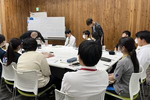 委員会Aのメンバーが話し合っている写真