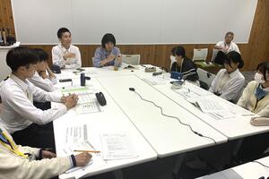 委員会Bのメンバーが話し合っている写真
