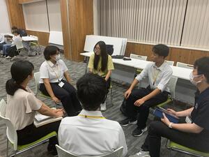 若者議会のメンバーが話し合っている写真