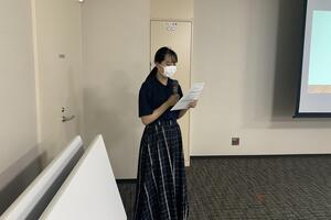 若者議会議長があいさつしている写真