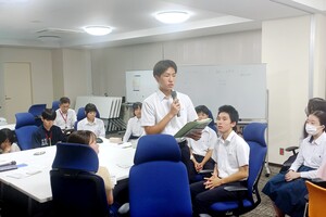 委員が発表している写真