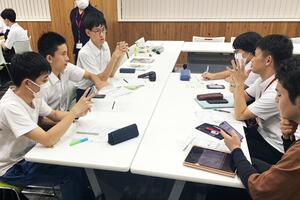 メンバーが話し合っている写真