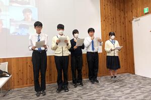 5人のメンバーが前に出て発表している写真