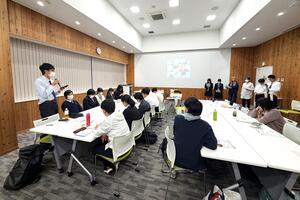 メンバーが質問している写真