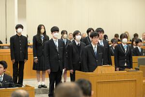 メンバーが議場で発表している写真