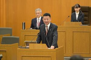 市議会議長が話している写真