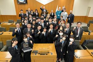 若者議会メンバーや市長、市議会議長、海外のユースなどの集合写真