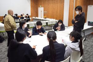 メンバーが話し合っている写真