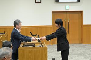 梅田委員が辞令を受け取っている写真