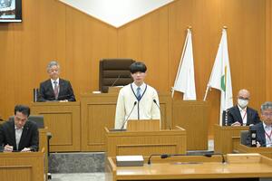 原議長が演台で話している写真
