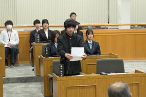 梅田副議長が自席で話している写真