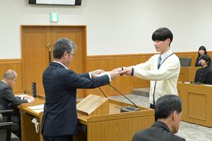 市長から諮問書を受け取っている原議長