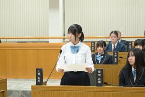 小林委員が自席で話している写真