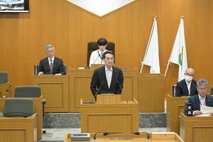 佐宗市議会議長があいさつしている写真