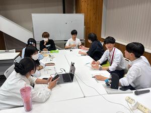 数名の委員で話し合っている写真