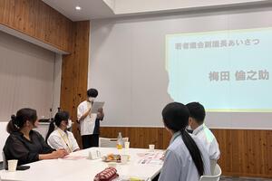 副議長が参加者の前であいさつしている写真