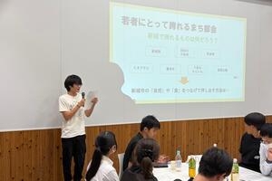 若者議会の委員が参加者の前で話している写真