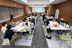 参加者どうしが話し合っている写真