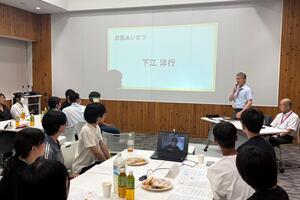 市長が参加者の前であいさつしている写真