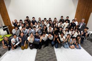 参加者と市長、副市長の集合写真