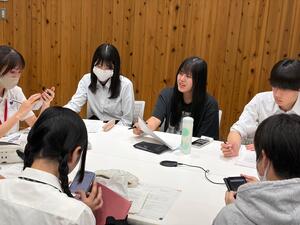 数名の委員で話し合っている写真