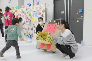 子どもがストラックアウトを楽しんでいる写真