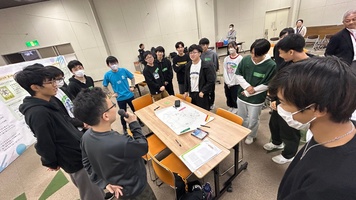 中学生が意見交換している写真